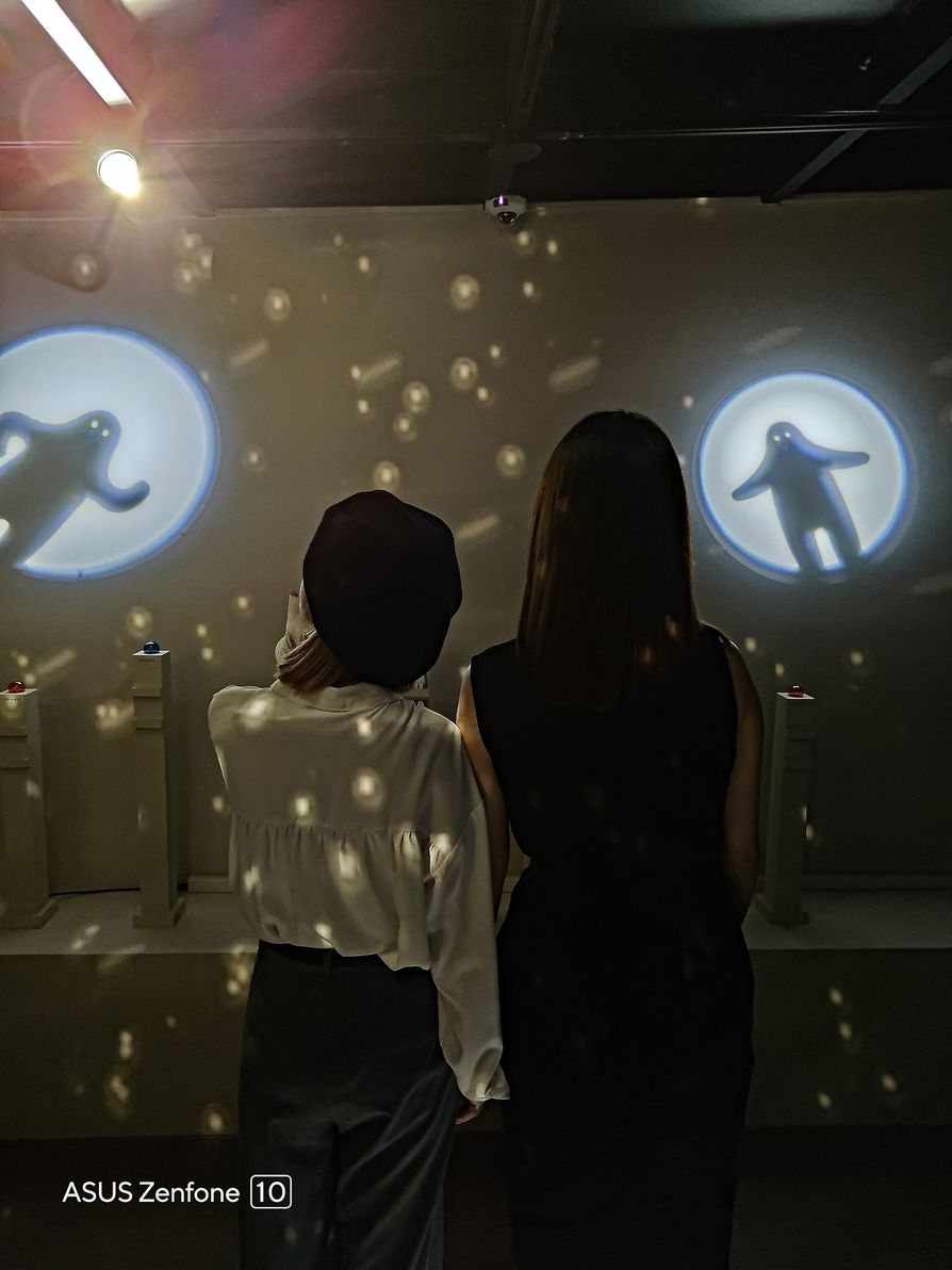 《無光晚餐》旅客們使用「夜拍專用裝置」Zenfone 10拍攝微光世界的夢幻景致。